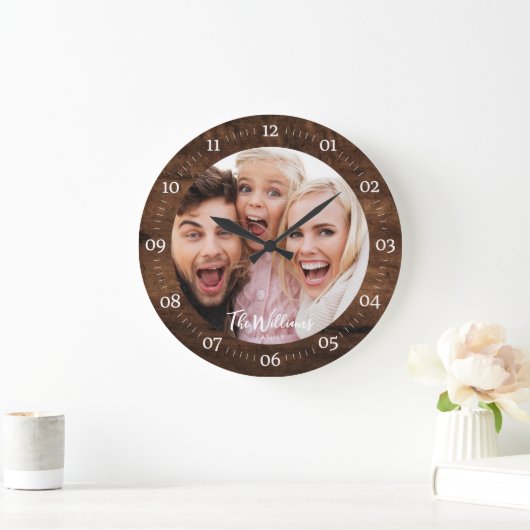 Rustikales Foto mit modernem Skript mit großer Uhr (Zuhause)