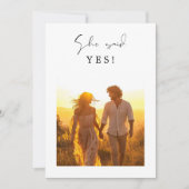 Rustikales Foto Sie sagte ja Hochzeit Verlobung Einladung (Vorderseite)