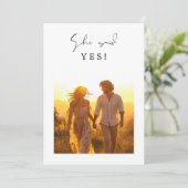 Rustikales Foto Sie sagte ja Hochzeit Verlobung Einladung (Stehend Vorderseite)