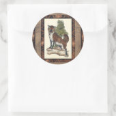 Rustikales Fox Stepping auf einem Baumstamm Runder Aufkleber (Tasche)
