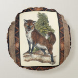 Rustikales Fox Stepping auf einem Baumstamm Rundes Kissen<br><div class="desc">Dieser rustikale Ausdruck illustriert einen Fuchs vor einem Kiefernbaum. Die Farben sind in sanften Pastellfarben gehalten,  und das Bild hat traditionelle Motive im braunen Gama. Dieses Design wäre eine perfekte Ergänzung zu Ihrer Landhausdekoration.</div>