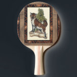 Rustikales Fox Stepping auf einem Baumstamm Tischtennis Schläger<br><div class="desc">Dieser rustikale Ausdruck illustriert einen Fuchs vor einem Kiefernbaum. Die Farben sind in sanften Pastellfarben gehalten,  und das Bild hat traditionelle Motive im braunen Gama. Dieses Design wäre eine perfekte Ergänzung zu Ihrer Landhausdekoration.</div>