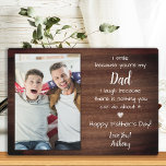 Rustikales Gedicht Vater Gedicht Gewohntes Foto Va Fotoplatte<br><div class="desc">Überraschen Sie Papa diesen Tag mit einer personalisierten 3-Foto-Plakette. "Ich lächle, weil du mein VATER bist, ich lache, weil du nichts dagegen tun kannst." Personalisieren Sie diese Papa-Plakette mit Lieblings-Foto, Nachricht und Namen. Besuchen Sie unsere Kollektion für die Tagesgeschenke und die personalisierten Papa-Geschenke. COPYRIGHT © 2020 Judy Burrows, Black Dog...</div>