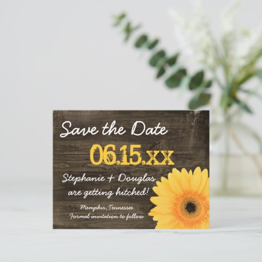 Rustikales Gelbes Daisy Holz Save the Date Postkar Ankündigungspostkarte (Stehend Vorderseite)
