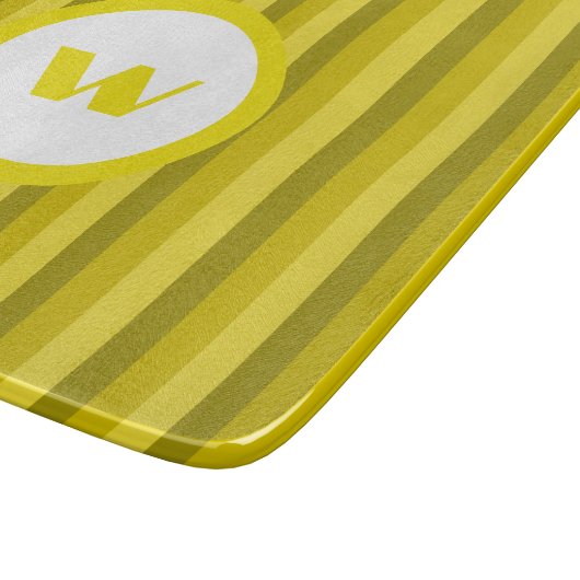 Rustikales Gelbes Monogramm und Streifen Schneidebrett (Ecke)