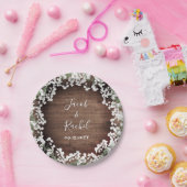 Rustikales Gipskraut auf der dunklen Holzhochzeit Pappteller (Party)