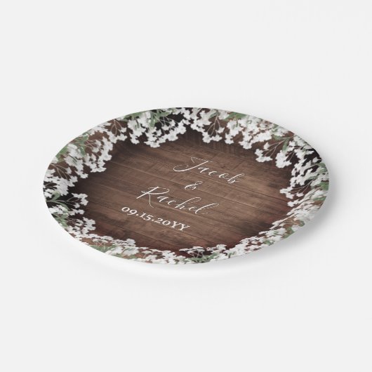 Rustikales Gipskraut auf der dunklen Holzhochzeit Pappteller (Schrägansicht)