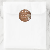 Rustikales Gipskraut Lights Wedding Monogram Runder Aufkleber (Tasche)