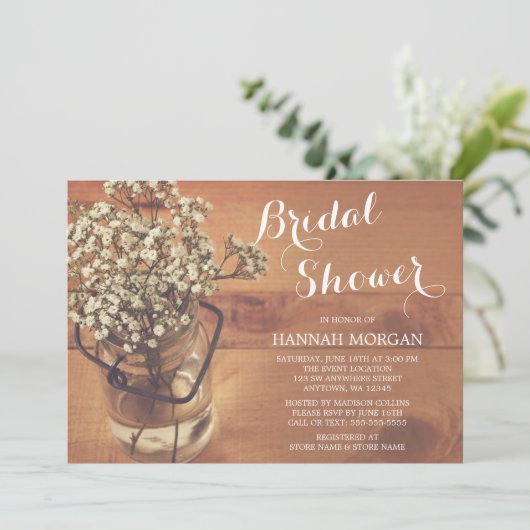 Rustikales Gipskraut Mason Jar Wood Brautparty Einladung (Stehend Vorderseite)