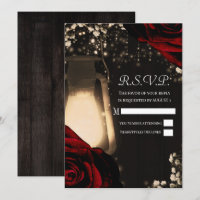 Rustikales Glühen Lattern und dunkle Rote Rosen Ho