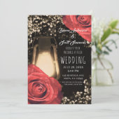 Rustikales Glühen Lattern und Rote Rosen Hochzeit Einladung (Stehend Vorderseite)