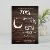 Rustikales Gold Wein Glas Holz 70. Geburtstag Folieneinladung (Stehend vorne)