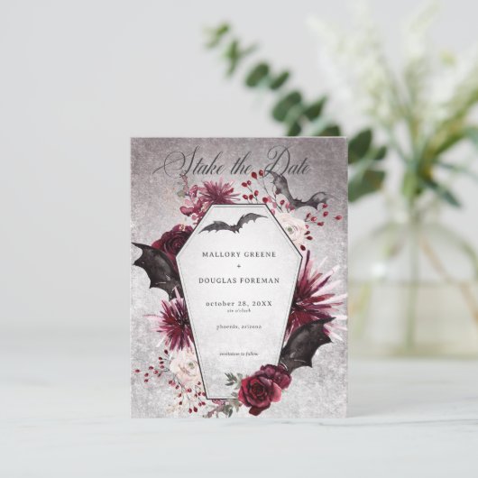 Rustikales Gotisches Schwarzes & Burgund Halloween Save The Date (Stehend Vorderseite)