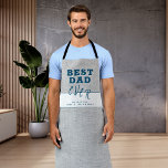 Rustikales Grau bester Vater Vatertag Schürze<br><div class="desc">Rustikal Gray Best Vater Vatertag Schürze. Schürze des personalisierten Vaters. Der Text ist eine trendige Typografie auf beige rustikalen Hintergrund. Fügen Sie Ihre Namen hinzu und machen Sie ein großartiges Geschenk für Vatertag,  Geburtstag oder Weihnachten. Ein wunderbarer und schöner Sake für Vater,  neuen Vater oder Großvater.</div>