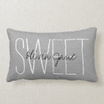 Rustikales Grau Sweet Monogram Lendenkissen<br><div class="desc">Niedliche und einfache rustikale Kissen-Design mit SWEET in handgeschriebener Typografie und fügen Sie Ihre eigenen individuelle Name Monogramm oder anderen Text. Bitte beachten Sie, dass es sich bei dem Hintergrund um eine bedruckte Einbruchstruktur für Imitate handelt, die Kissenabdeckung nicht aus Einband-Leinwand besteht. Klicken Sie auf die Schaltfläche "Anpassen", um einen...</div>