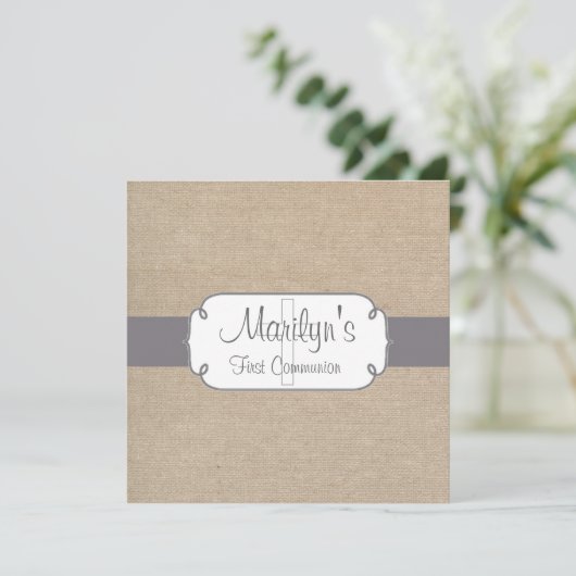 Rustikales Grau und Beige Burlap Erste Kommune Einladung (Stehend Vorderseite)