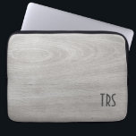 Rustikales Grau Wood Grain Monogramm Laptopschutzhülle<br><div class="desc">Wunderschöne rustikale,  hellgraue Holzkörnchen mit Ihren Monogramm Buchstaben-Initialen. Das perfekte Gehäuse zum Schutz Ihres Laptops. Beruflich für Zuhause,  Büro oder Schule.</div>