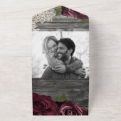 Rustikales graues Burgund Rose Weißer Lauf Hochzei All In One Einladung (Außenbereich)