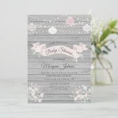 Rustikales graues Holz Blumendusche Einladung (Stehend Vorderseite)