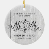 Rustikales graues Holz Personalisiert Mr. & Mr. Ga Keramik Ornament (Hinten)