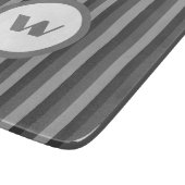 Rustikales graues Monogramm und Streifen Schneidebrett (Ecke)