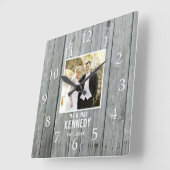 Rustikales Grauholz-Hochzeitsszenario für Jubiläum Quadratische Wanduhr (Winkel)