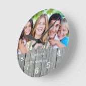 Rustikales Grauholzfamilientypografisches Foto Runde Wanduhr (Winkel)