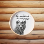 Rustikales Grizzly Bärenkabine Decke Monogramm Uhr<br><div class="desc">Dieses Design kann durch Auswahl der Option Design bearbeiten personalisiert werden. Sie können auch auf andere Gegenstände übertragen. Kontaktieren Sie mich unter colorflowcreations@gmail.com oder nutzen Sie die Chat-Option oben auf der Seite, wenn Sie dieses Design auf einem anderen Produkt haben möchten oder Hilfe benötigen. Sehen Sie mehr von meinen Designs...</div>