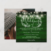 Rustikales Grün-Holz-String-Lights-Foto Hochzeit Einladung (Vorne/Hinten)