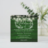 Rustikales Grün-Holz-String-Lights-Foto Hochzeit Einladung (Stehend Vorderseite)