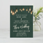 Rustikales Grünholz Edison Lights Typografy Weddin Einladung (Stehend Vorderseite)