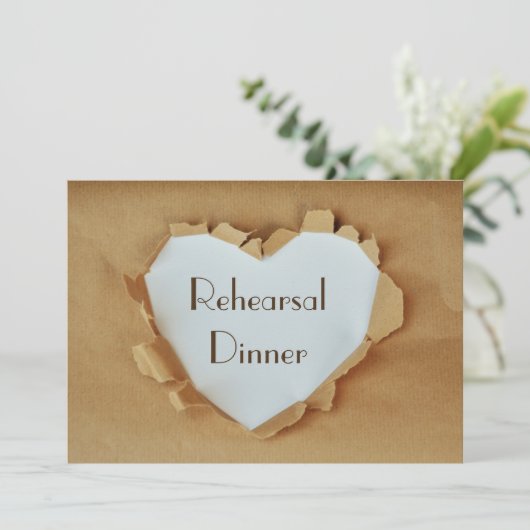 Rustikales Heart Wedding Probe Dinner Einladung (Stehend Vorderseite)