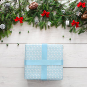 Rustikales Hellblau und weiße Schneeflocken Geschenkpapier