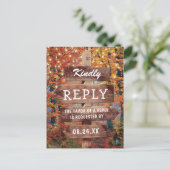 Rustikales Herbstwoodland Hochzeit RSVP Einladungspostkarte (Stehend Vorderseite)