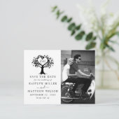 Rustikales Herz-Bäume Hochzeit Foto Save the Date Ankündigungspostkarte (Stehend Vorderseite)