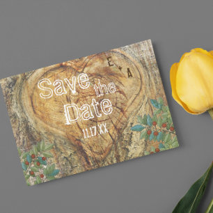 Rustikales Herz im Baumstamm Save-the-Date Ankündigungspostkarte