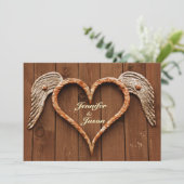 Rustikales Herz mit Wings Wood Wedding Einladungen (Stehend Vorderseite)
