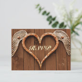 Rustikales Herz mit Wings Wood Wedding RSVP Karten (Stehend Vorderseite)