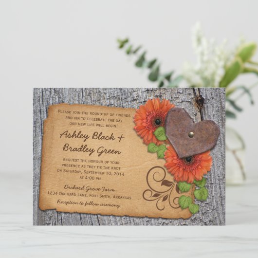 Rustikales Herz Orange Daisy Country Wedding Einladung (Stehend Vorderseite)