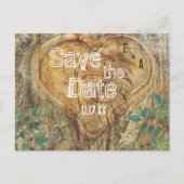 Rustikales Herz Save the Date in Tree Trunk Ankündigungspostkarte (Vorderseite)