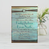 Rustikales Herz Schnalle türkisfarbenes Holz Hochz Einladung (Stehend Vorderseite)