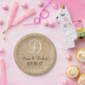 Rustikales Hochzeitburlap-Name Datum Monogramm Pappteller (Party)