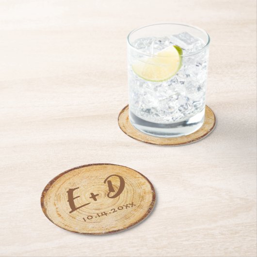 Rustikales Hochzeitholz-Slice-Initialen Monogram B Runder Pappuntersetzer (Vor Ort)