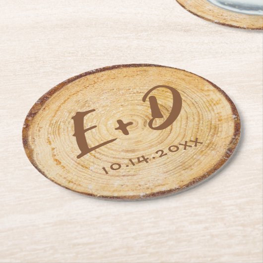 Rustikales Hochzeitholz-Slice-Initialen Monogram B Runder Pappuntersetzer (Angewinkelt)