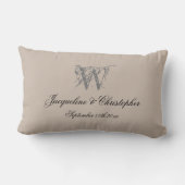 Rustikales Hochzeitsgeschenk Monogram Names Newlyw Lendenkissen (Rückseite)