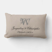 Rustikales Hochzeitsgeschenk Monogram Names Newlyw Lendenkissen (Vorderseite)