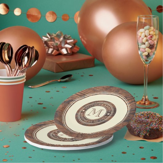 Rustikales Hochzeitsherz-Monogramm im Dunkelwalnus Pappteller (Multi)