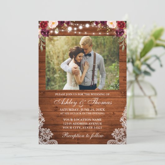 Rustikales Hochzeitsholz-Foto Einladung (Stehend Vorderseite)