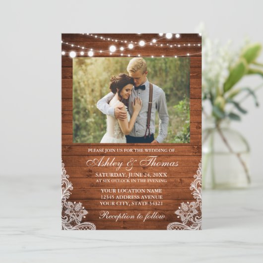 Rustikales Hochzeitsholz-Foto Einladung (Stehend Vorderseite)