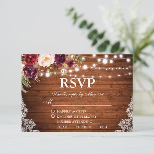 Rustikales Hochzeitsholz Lights Spitz UAWG w/Meal RSVP Karte (Stehend Vorderseite)